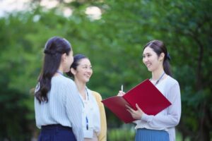 集団に属さない女性の社会的課題と対処法