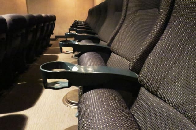 映画座席でのドリンクホルダー｜左と右、どちらが便利？