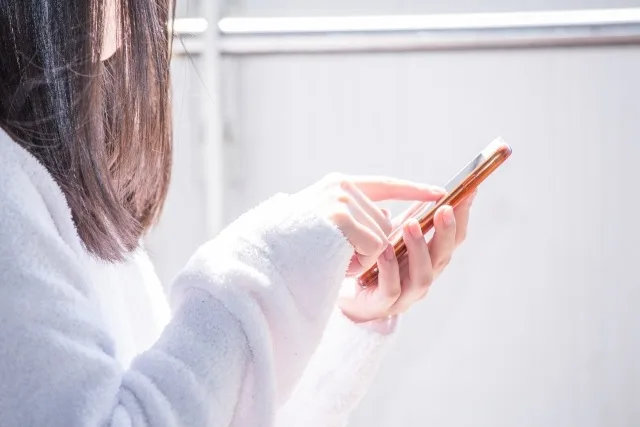 Instagramの自動キャプションを消す方法｜いらない機能を5分で無効化