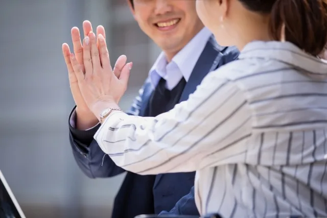 【脈あり？】別れ際にハイタッチしてくる男性の本音を徹底解説！
