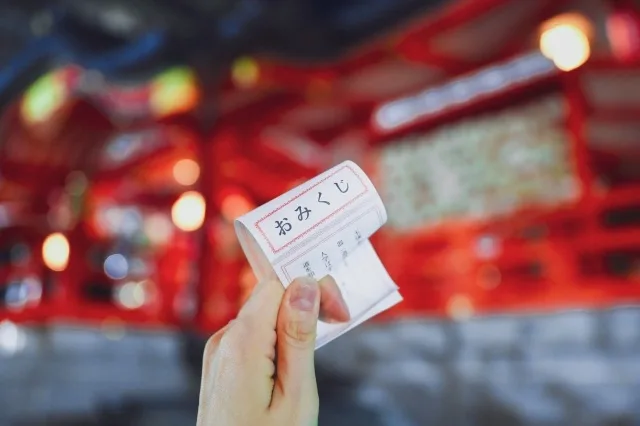 おみくじを人に見せるのは本当にダメ？運気への影響と正しいマナーを徹底解説