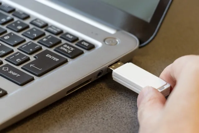【110円で解決】USB抜け防止は100均で！ダイソー・セリアの神グッズ＆自作テク完全ガイド